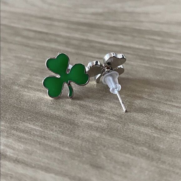 Saint Patrick’s Day Heart Shaped Lucky Clover Stud Earrings Green Silver Tone OS - Picture 3 of 3
